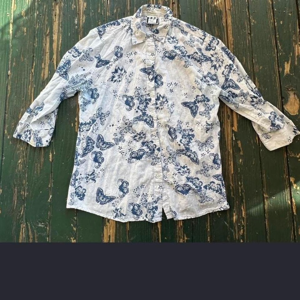 Blue and white butterfly print button-up shirt‎